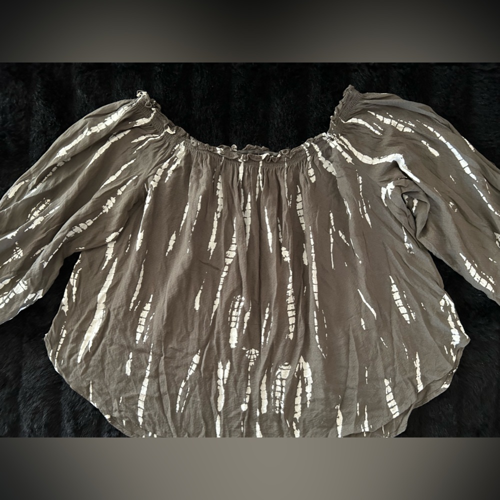 Ladies olive green off the shoulders tie dyed shirt. Sleeves go midway down arm